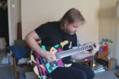 Janne Särkelä soittaa kitaraa.