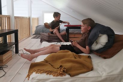 Kesämökillä kekseliäät nukkumisratkaisut tulevat tarpeen niin mökin asukkaille kuin vieraillekin – Katso, miten 20- ja 75-neliöisissä mökeissä yövytään
