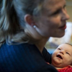 Katri Keräsen kuudes lapsi syntyi olohuoneessa perheensä keskelle – Pohjois-Suomessa yli 20 lasta vuodessa syntyy tarkoituksella kotona