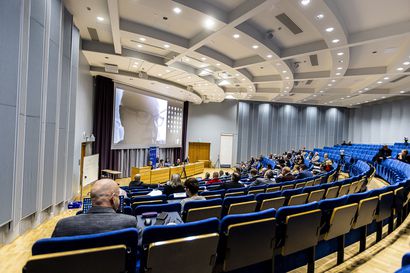 Multitaskausta ja kokousshoppailua – etäkokoukset ovat synnyttäneet politiikkaan ilmiön, josta saatiin Rovaniemellä jälleen uusi esimerkki