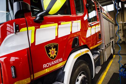 Keminmaassa henkilöauto syttyi palamaan omakotitalon autokatoksessa – auto tuhoutui palossa täysin, paikalla olleiden toiminta esti palon leviämisen