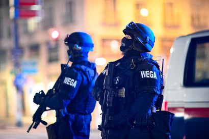 Neljä ihmistä kuollut Wienin iskussa – Aseistautuneita hyökkääjiä oli useita, poliisi etsii yhä vapaana olevaa asemiestä