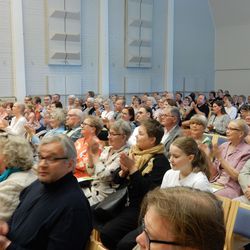 Katso kuvagalleria: Naiskuoro Välke ja Seniorimieslaulajat viihdyttivät yleisöä ikivihreillä lauluilla Merkuriussalissa
