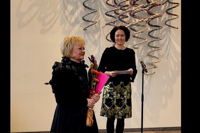 Muotoilun valtionpalkinto keramiikkataiteilija Anu Pentikille – "Tämä on samalla palkinto yrityksen koko henkilökunnalle"