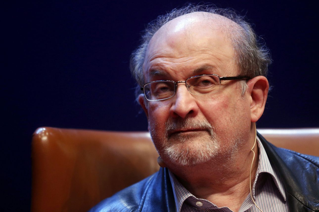 Puukotettu Salman Rushdie pääsi pois hengityskoneesta ja pystyy puhumaan