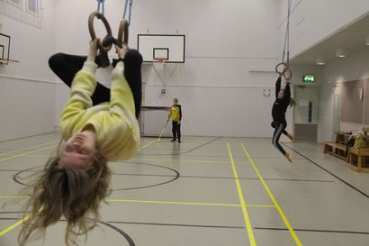 Katso kuvagalleria: Sählyä, taiteilua renkaissa ja jumppamatoilla –Petäjäskosken koululaiset ovat innostuneet liikuntatunneista