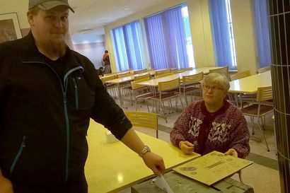 Vaaliuurnat ovat auki, Suomelle valitaan presidenttiä