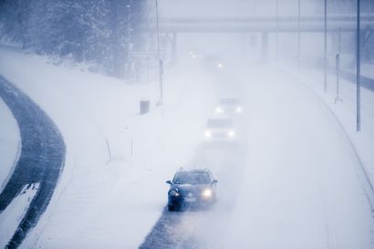 Tieliikennekeskus varoittaa huonosta ajokelistä Pohjois-Suomessa – pöllyävä lumi heikentää näkyvyyttä