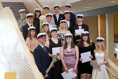 Pudasjärven lukion ylioppilasjuhlassa riemuittiin hyvää menestystä – katso laaja kuvagalleria Hirsikampuksen juhlahumusta