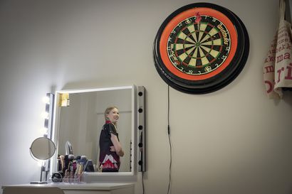 Kavereilla on riittänyt ihmettelemistä 15-vuotiaan oululaisen Iida Lankon harrastuksessa – Suomen ylivoimaisesti lupaavin dartspelaaja heittää joka päivä 500–600 tikkaa omassa huoneessaan