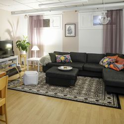 Oululaisen kerrostalon kerhohuoneesta tuli asukkaiden viihtyisä olohuone pienellä rahalla: "Viihtyisyys tulee ihmisistä, siitä, että tilaa käytetään yhdessä"