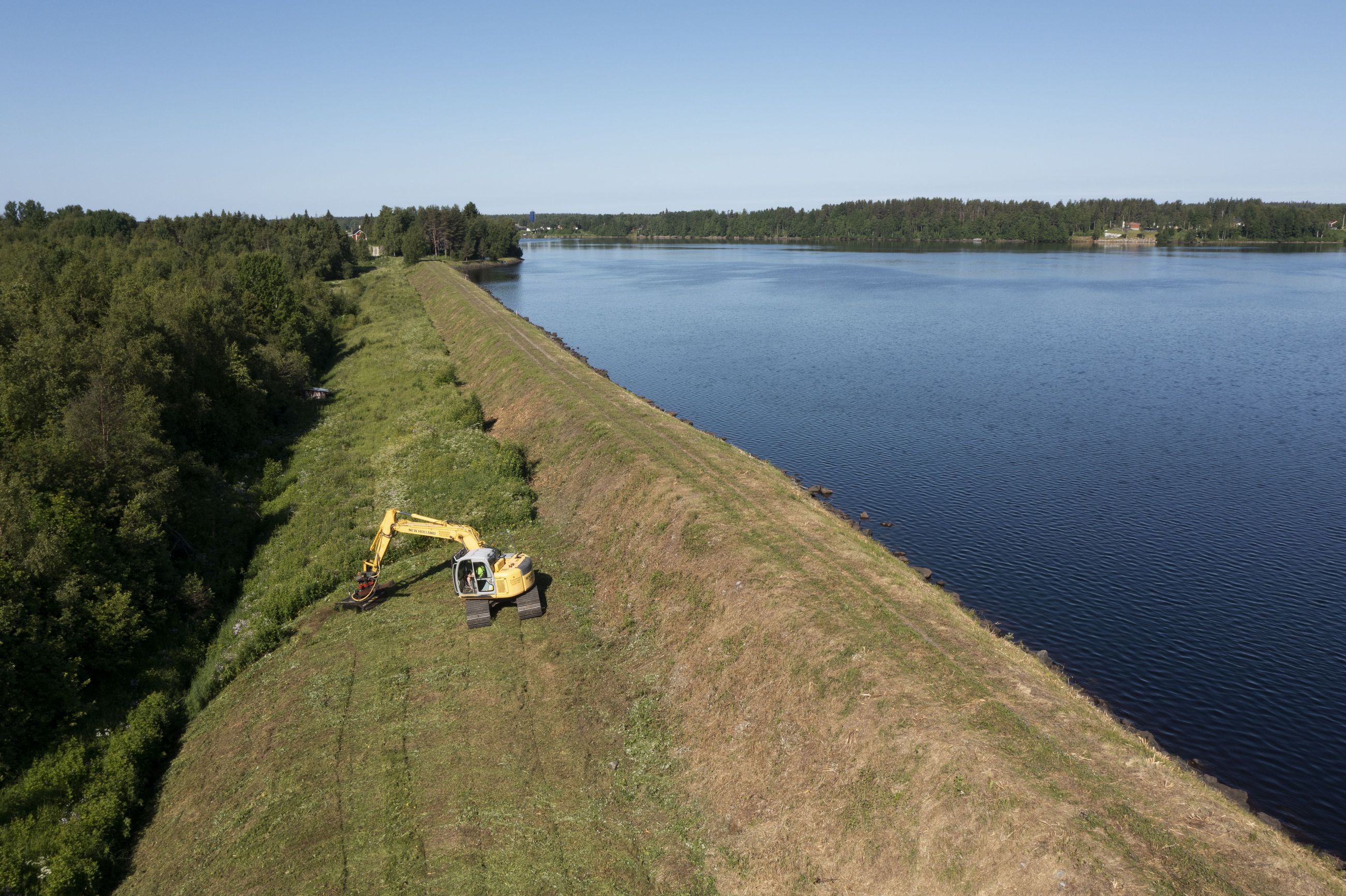 Suomen vesivoimalaitosten toimivuus on usean tahon yhteistyön tulos –  PVO-Vesivoima työllistää paikallisia maanrakennusyrittäjiä patojen  kunnossapidon ja ympäristönhoitotyön kautta | Kaleva