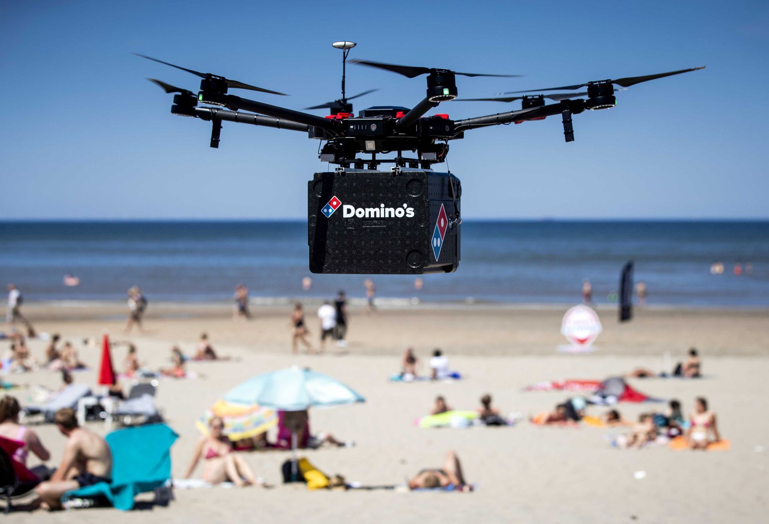 Se puede volar un dron en la playa