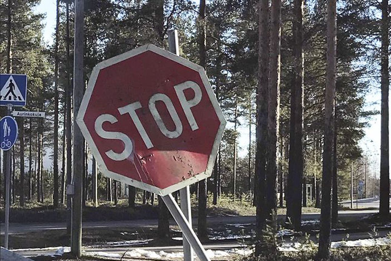 Onko tässä Suomen söpöin stop-merkki? – Viehkoon asentoon taipunut  varoitusmerkki saa tykkäyksiä | Rantalakeus