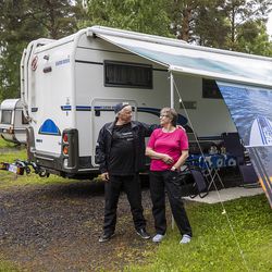 Asuntovaunu on oululaisten Pirjo ja Kari Kuisman sekä tuhansien muiden suomalaisten toinen koti – ”Tämä on koukuttava tapa elää”