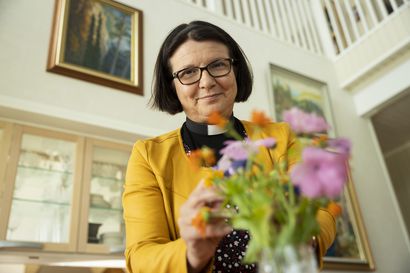 Taina Manninen on toiminut ammatissaan siitä asti, kun se on Suomessa ollut sallittua – Nyt 60-vuotias kirkkoherra miettii, miten viestiä Prisman jonossa  riittävyydestä ilman sanoja