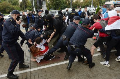 Koulut alkoivat Minskissä mellakkapoliisin kovilla otteilla, kun poliisi pidätti opiskelijoita mielenosoituksessa – YK kertoo saaneensa satoja raportteja pidätettyjen mielenosoittajien kidutuksista