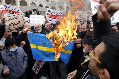 Analyysi: Roihuavat Koraanit viivästyttävät Ruotsin jäsenyyttä – Ruotsin hallinto-oikeus tukistaa poliisia Koraanien polttamisen estämisestä