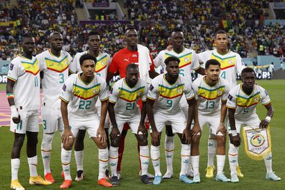 Kapteeni Koulibaly johdatti Senegalin pudotuspeleihin – joukkue juhli voittoa ja muisti kaksi vuotta sitten kuollutta pelaajasuuruutta