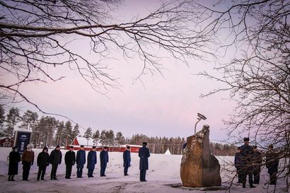 Ruotsalaisten vapaaehtoisten muodostaman lentorykmentin muistotilaisuus Apukassa – lennosto suorittaa ylilennon