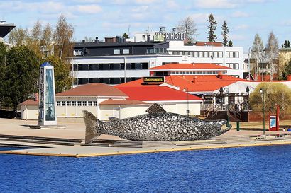 "Tehdään niin hieno kuin pystytään" – Teija ja Pekka Isorättyä veistävät valtavan lohen Nordbergin möljälle Tornion 400-vuotispäiväksi
