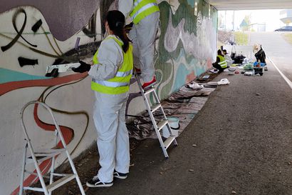 Rovaniemen Aittatien alikulkuun maalataan parhaillaan muraalia – asialla Mimmit peinttaa -kollektiivi yhdessä paikallisten kuvataiteilijoiden kanssa
