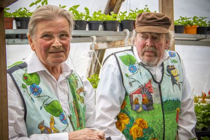 Liminkalaiset Väinö ja Veijo ovat pitäneet yhtä jo 40 vuotta – pariskunnan puheenparresta huokuu lämpö ja hurtti huumori