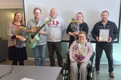 Oulun vammaisneuvosto palkitsi Liikkuvan Laulurepun suvaitsevaisuuden parantamisesta musiikin keinoin – Aleksinkulman yhteisötalolle kunniamaininta