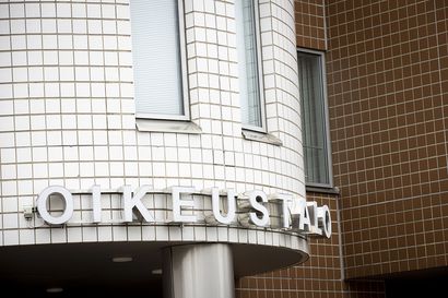 Syyttäjät tarkistivat Oulun käräjäoikeudessa väitteitään vaikeavammaisen poliisin syrjinnästä  – Puolustus: epätoivoinen yritys pelastaa syyte