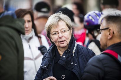 Pitkän poliittisen uran tehnyt Liisa Jaakonsaari kutsuttiin Oulun yliopiston ylioppilaskunnan kunniajäseneksi