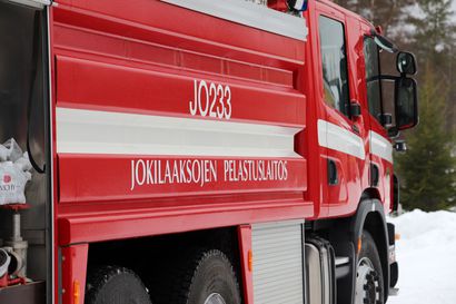 Henkilöauto syttyi palamaan Siikalatvalla, palo sai alkunsa hitsaustöistä – henkilö- ja eläinvahingoilta vältyttiin