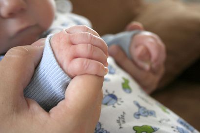 “Lasten saanti on tutkitusti tavallaan tarttuva tauti” – ensimmäisen lapsen syntyessä isät olivat Suomessa keskimäärin 31,6-vuotiaita