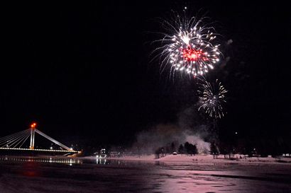 Rovaniemen kaupunki juhli tulella, raketeilla ja musiikilla – Esko Lotvonen teki viimeisessä uudenvuodenpuheessaan tilinpäätöstä johtajakaudestaan ja jätti terveisensä 100-vuotiaalle kaupungille