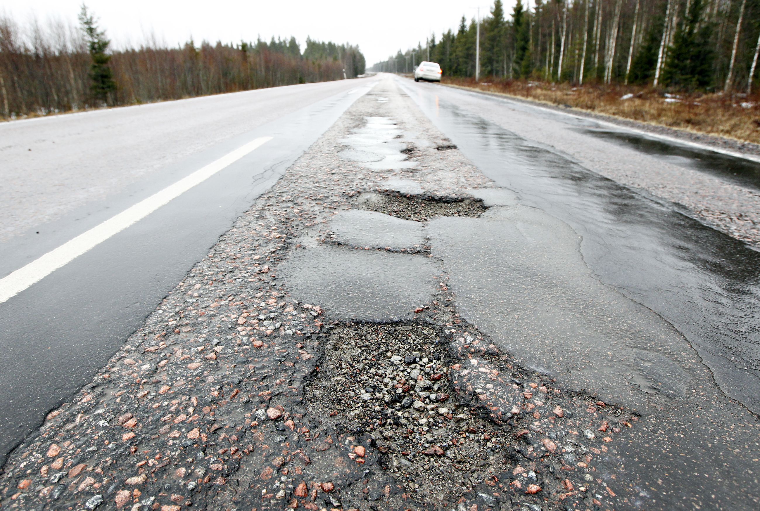 Плохое качество дороги. Разбитые дороги Финляндии. Дороги Северная Финляндия. Плохие дороги в Финляндии. Убитые дороги Финляндии.