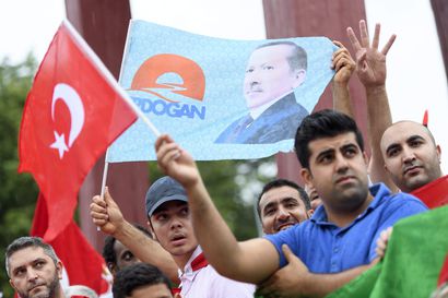 Istanbulissa demokratiaa tukeva kokoontuminen - paikalle odotetaan satojatuhansia ihmisiä