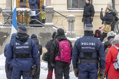 Noin 40 ihmistä kokoontui osoittamaan mieltään sote-henkilöstön koronarokotusvelvoitetta vastaan Oulussa
