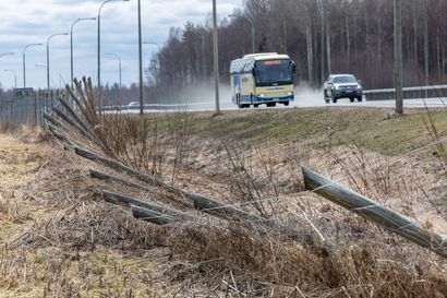 Pohjantien hir­viai­ta kaatui omia aikojaan Tu­pok­ses­sa – Oulun seudulla on edessä isot ai­ta­re­mon­tit, kun pet­tä­vät puu­tol­pat kor­va­taan tup­las­ti kal­liim­mil­la me­tal­li­silla