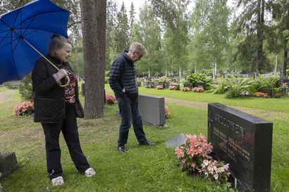 Matkasimme 1 068 metriä Oulun keskustasta hautausmaalle, jossa on yllättävän paljon elämää jopa ukkosella – kaatunut hautakivi, päiväkävelijät sekä pariskunnat tulivat vastaan arki-iltapäivänä