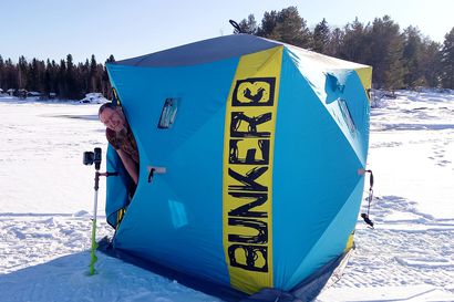 Raahelainen Jouko Junttila pilkkii t-paidassa teltassa: "Retkisänky olisi hyvä, sitten voisi pilkkiä kyljellään"