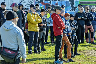 Oulun Frisbeeseura on noussut Suomen suurimmaksi – 14-vuotias Mikael Rauhala on seuran aktiivisin laji-ihminen: "Joka viikonloppu ei tarvitse yksin touhuta"