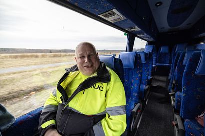Janne Ruonakangas, 46, istuu joka päivä kolme tuntia bussissa päästäkseen OYSin rakennustyömaalle – Arki mullistui, kun hän löysi Tinderistä rakkauden ja muutti Vaalaan
