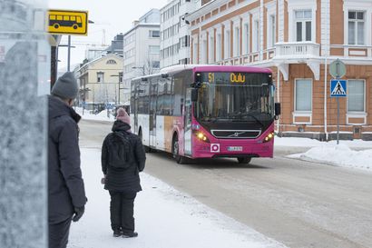 Oulun bussien käyttäjät ovat ihmetelleet joidenkin kuljettajien maskittomuutta ja suojapleksien puutetta – kysyimme mikä on linjaus