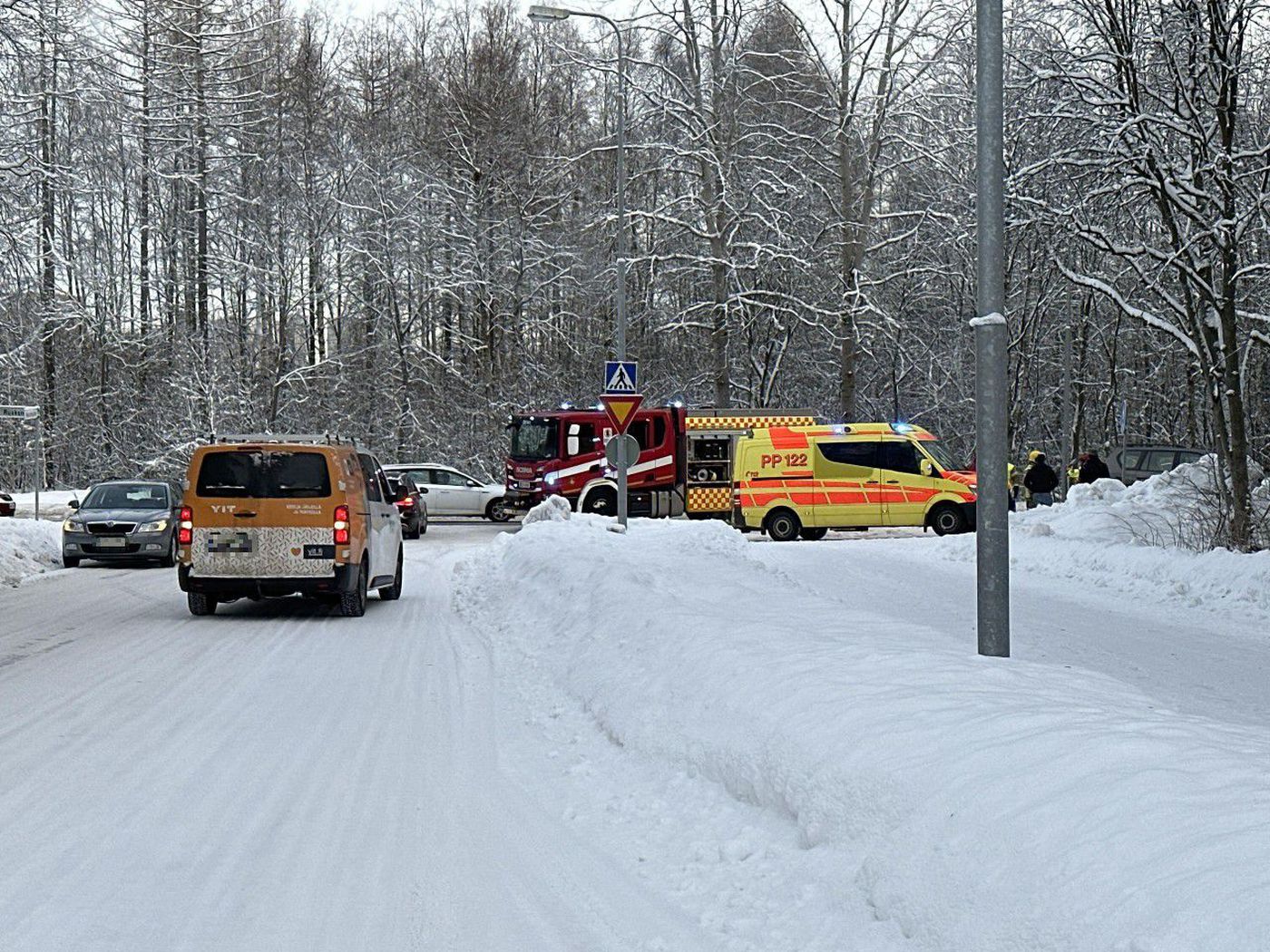 Kahden Auton Nokkakolari Sattui Risteyksessä Puolivälinkankaalla ...