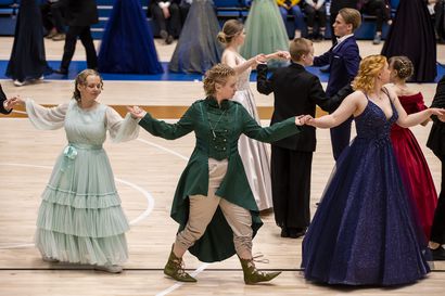 Ouluhallissa tanssittiin pitkästä aikaa vanhoja ilman koronarajoituksia – katso kuvagalleria Oulun Suomalaisen Yhteiskoulun lukiolaisten tansseista
