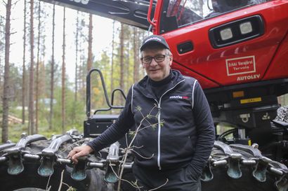 Metsänomistajat saivat tietoiskuja metsänhoidosta Metsäkeskuksen ja Metsänhoitoyhdistys Lapin pienpuun korjuunäytöksen yhteydessä Kemin Kuivanuorossa