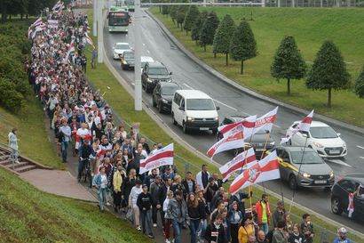 Minskissä on käynnissä valtava mielenosoitus "uuden Valko-Venäjän" puolesta – protesti sujunut ilman väkivaltaisuuksia