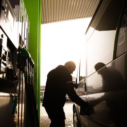 43 prosenttia suomalaisista vähensi autoilua alkuvuonna kallistuneen polttoaineen vuoksi, joka kymmenes jättää kesämatkailun kokonaan
