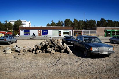 Vanhat kuvat: Tällainen oli kevät Oulussa 20 vuotta sitten – Jyrki Hallikaisen yrityksen rakennustyömaa, remontti Kaukovainion ostarilla  ja korttelirallia Raksilassa