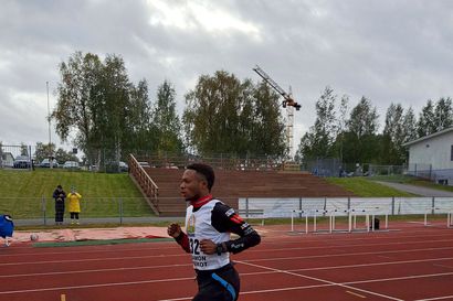 Tunnin juoksu keräsi komean osallistujajoukon – Chapangwa Lubambo kiersi Kuusamon urheilukentän 42 kertaa