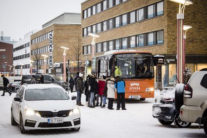 Somessa kuohahti, kun Rovaniemen yksisuuntainen Rovakatu ruuhkautui viikonloppuna turistibussin jättöliikenteen takia – nyt vastaa palvelupäällikkö